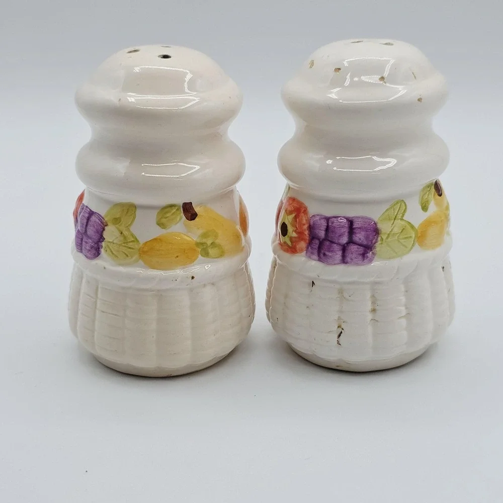Vtg Ceramic‎ Fruit Basket Salt & Pepper Shakers Small White Handpainted Set Of 2